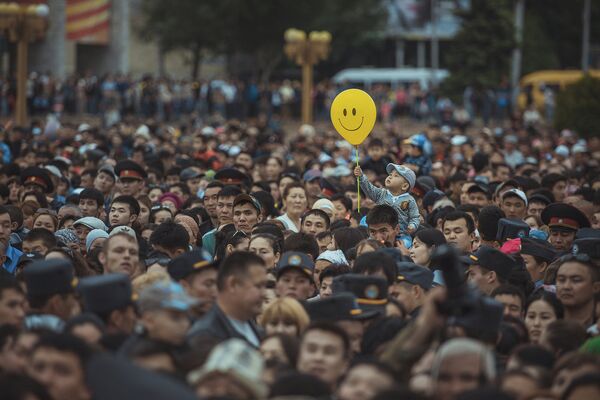 В 2015 году на центральной площади Ала-Тоо в Бишкеке прошел праздничный концерт в честь Дня матери. Эта фотография и заняла третье место на престижном конкурсе. - Sputnik Молдова