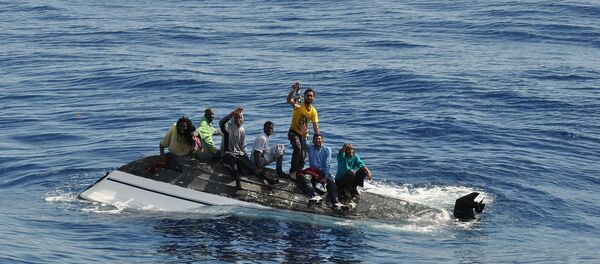Нелегальный мигранты, терпящие бедствие в Средиземном море - Sputnik Moldova-România