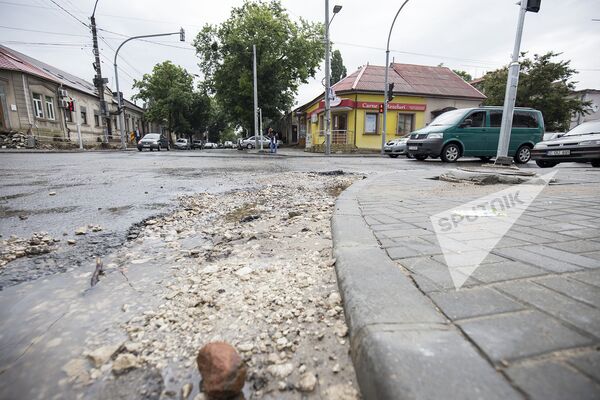 Însă asfaltul pus recent nu a rezistat ploii tornţiale - Sputnik Moldova