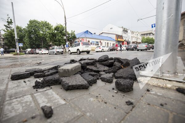 Cum a fost pus asfaltul, dacă din acesta au rămas acum doar fragmente îngrămădite pe marginea carosabilului. - Sputnik Moldova