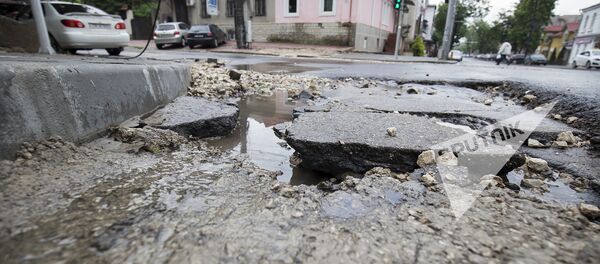Strada Vasile Alecsandri după ploaie - Sputnik Moldova