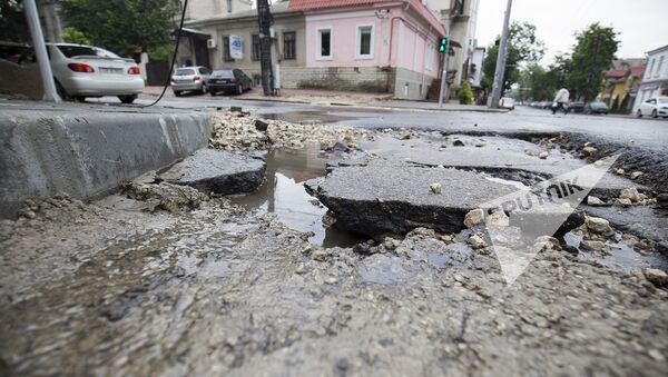 Strada Vasile Alecsandri după ploaie - Sputnik Moldova