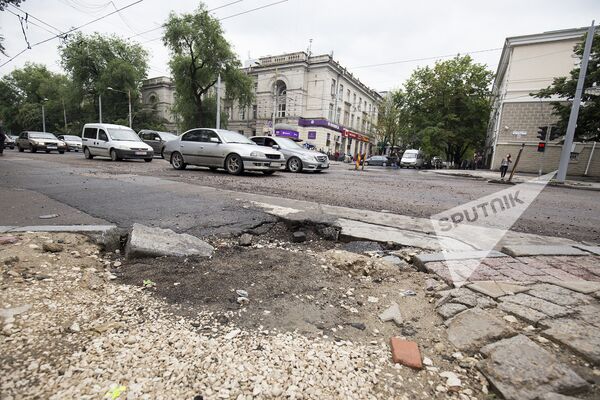 Aşa ori altfel, în centrul Chişinăului asfaltul stă grămadă. Acum nu se ştie dacă tehnica NATO va mai putea trece pe aicii - Sputnik Moldova