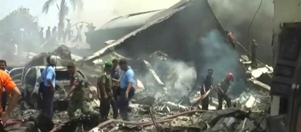 Военный самолет Hercules C-130 рухнул на отель в Индонезии. Кадры с места ЧП - Sputnik Молдова