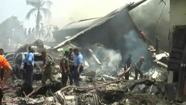 Военный самолет Hercules C-130 рухнул на отель в Индонезии. Кадры с места ЧП - Sputnik Moldova