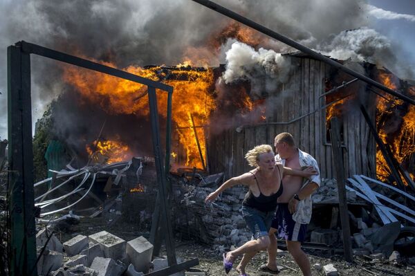 Местные жители спасаются от пожара в Луганской области - Sputnik Молдова