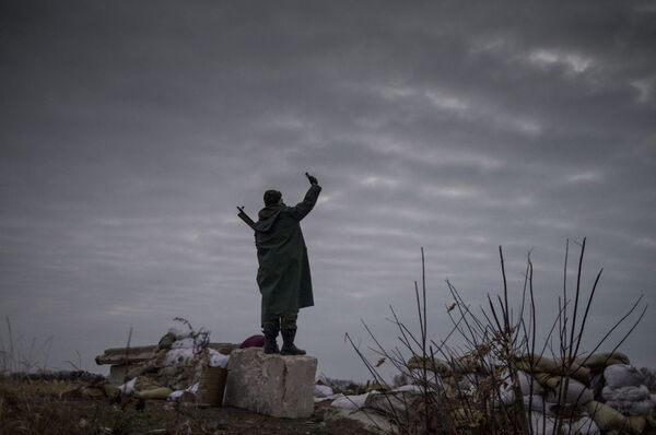 Ополченец ЛНР на первой линии обороны в Славяносербском районе неподалеку от Луганска - Sputnik Молдова