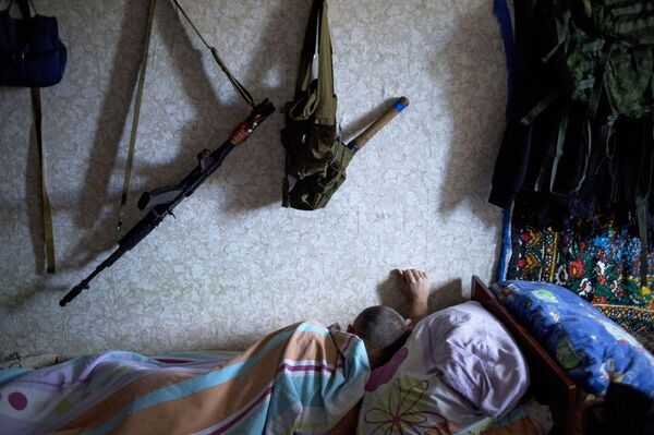Сотрудник группы быстрого реагирования отдыхает в казарме в Луганске - Sputnik Молдова