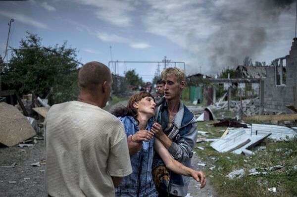 Местные жители в станице Луганская, подвергшейся авиационному удару вооруженных сил Украины - Sputnik Молдова