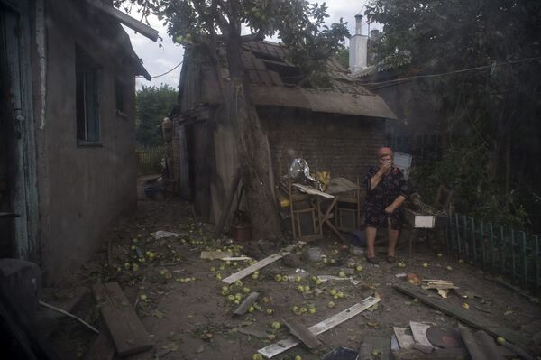 Жительница Луганска у разрушенного дома - Sputnik Молдова