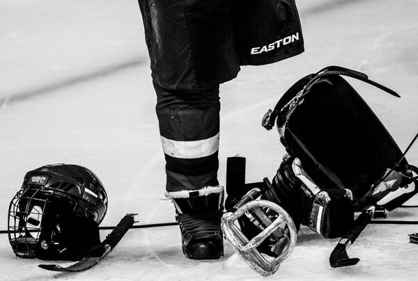 Хоккейные атрибуты на льду. Паралимпиада 2014. Следж-хоккей. - Sputnik Молдова