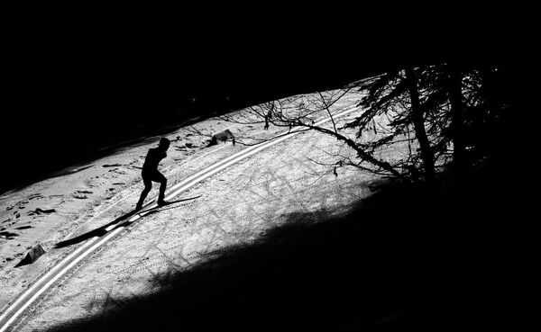 Спортсмен на трассе гонки на дистанции 10 км в соревнованиях по лыжным гонкам на XI Паралимпийских зимних играх в Сочи - Sputnik Молдова