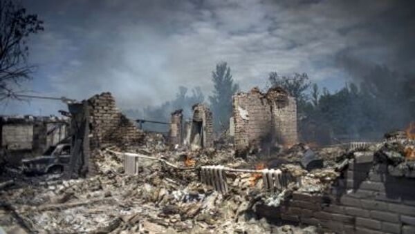 Дом, разрушенный во время авиационного удара в Луганской области - Sputnik Молдова