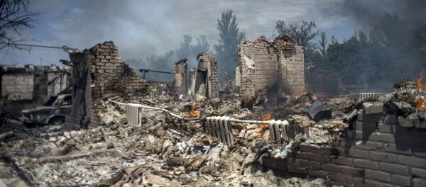 Дом, разрушенный во время авиационного удара в Луганской области - Sputnik Молдова