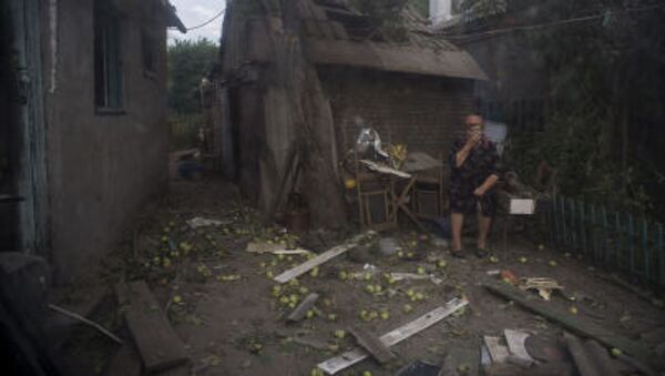 Жительница Луганска у разрушенного дома - Sputnik Moldova