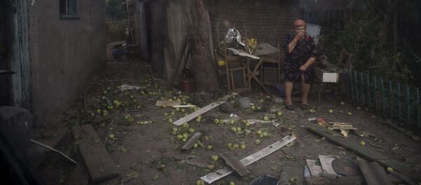 Жительница Луганска у разрушенного дома - Sputnik Moldova