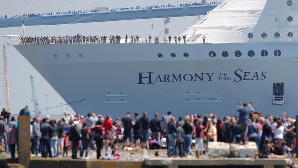 The Harmony of the Seas ( Oasis 3 ) class ship leaves the STX Les Chantiers de l'Atlantique shipyard site in Saint-Nazaire, France, May 15, 2016 - Sputnik Молдова