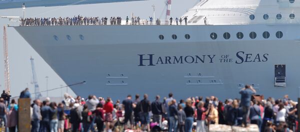 The Harmony of the Seas ( Oasis 3 ) class ship leaves the STX Les Chantiers de l'Atlantique shipyard site in Saint-Nazaire, France, May 15, 2016 - Sputnik Молдова