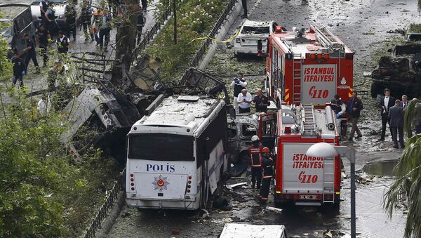 Fire engines stand beside a Turkish police bus which was targeted in a bomb attack in a central Istanbul district, Turkey, June 7, 2016. - Sputnik Молдова
