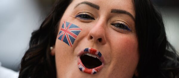 Девушка с британским флагом - Sputnik Молдова