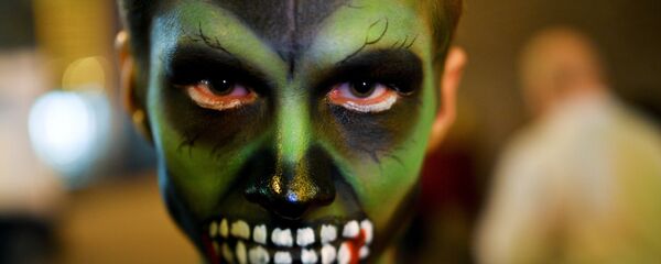 Вампирская маска на праздновании Хэллоуина - Sputnik Молдова