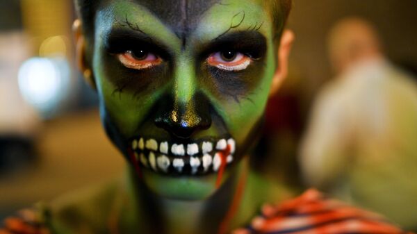 Вампирская маска на праздновании Хэллоуина. - Sputnik Молдова