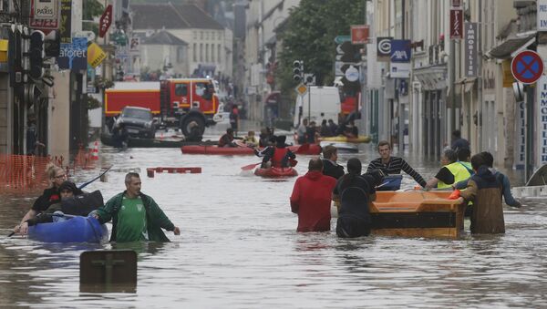 French firefighters on small boats evacuate residents from a flooded area after heavy rainfall in Nemours, France, June 1, 2016 - Sputnik Moldova-România