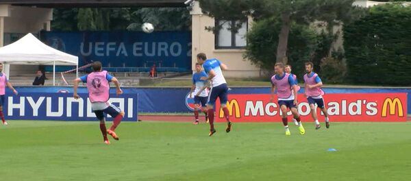 Футболисты сборной РФ отрабатывали удары на тренировке перед Евро-2016 Футболисты сборной РФ отрабатывали удары на тренировке перед Евро-2016 - Sputnik Молдова