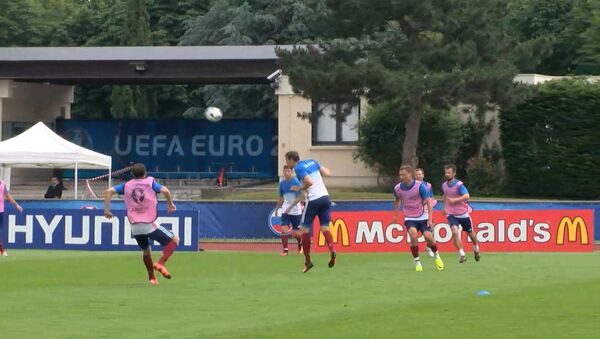 Футболисты сборной РФ отрабатывали удары на тренировке перед Евро-2016 - Sputnik Молдова