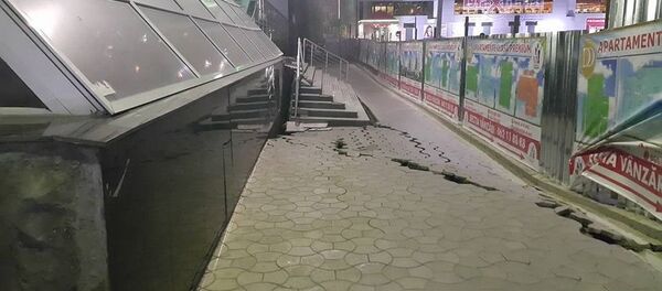 На Рышкановке возле новостроя обвалился участок земли - Sputnik Молдова