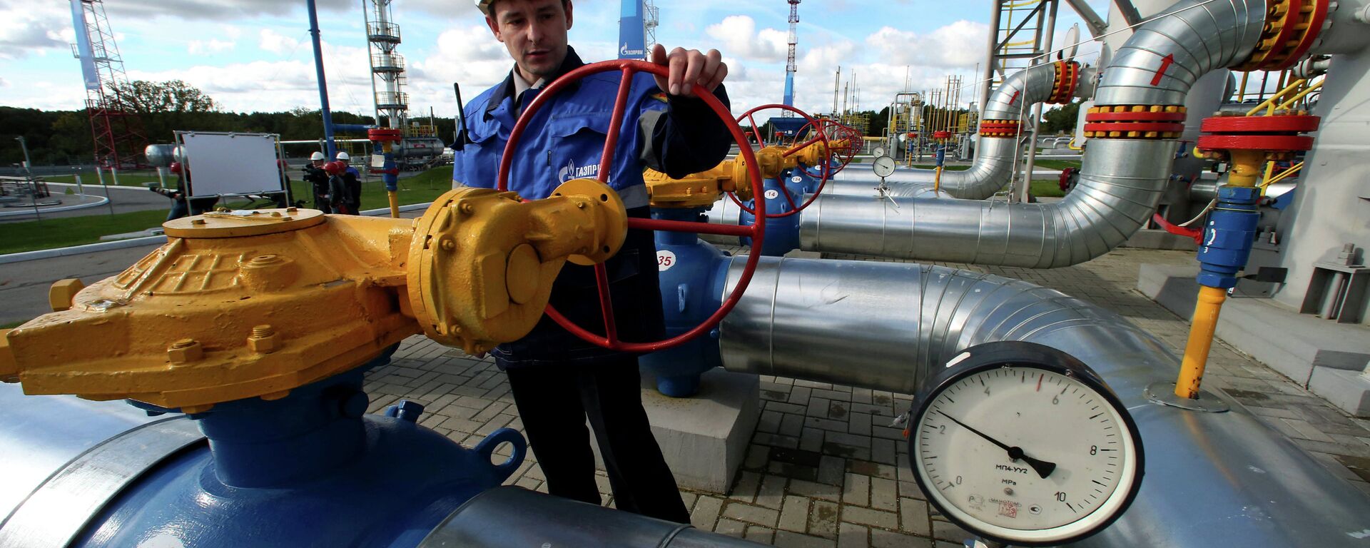Работник Газпрома на газохранилище - Sputnik Молдова, 1920, 16.04.2022