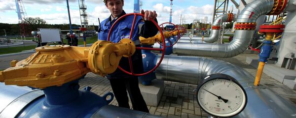 Работник Газпрома на газохранилище - Sputnik Moldova