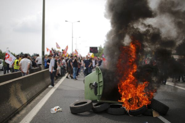 Бастующие французские члены профсоюзных собираются возле горящих шин, чтобы заблокировать кольцевую дорогу, продолжаются акции протеста против закона трудовых реформ в Нанте. - Sputnik Молдова
