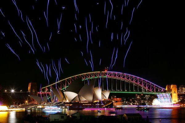 100 подсвеченных дронов взмыли в небо Сиднея во время фестиваля света Vivid Sydney - Sputnik Молдова