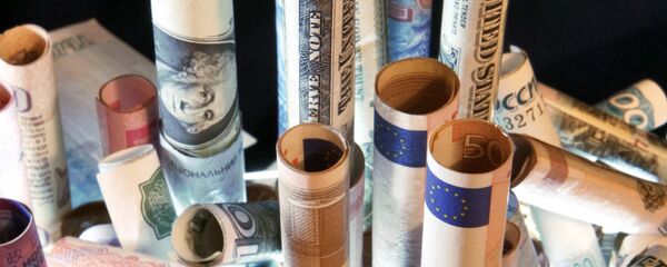 Денежные купюры и монеты разных стран/ Euro, dolari, ruble, bancnote - Sputnik Молдова