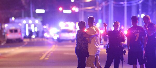 Полиция и родственники на месте стрельбы в ночном клубе в Орландо,штат Флорида Полиция и родственники на месте стрельбы в ночном клубе в Орландо,штат Флорида - Sputnik Moldova