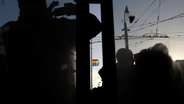 People are silhouetted during a march for the victims of the Orlando shooting at a gay nightclub, held in San Francisco - Sputnik Молдова