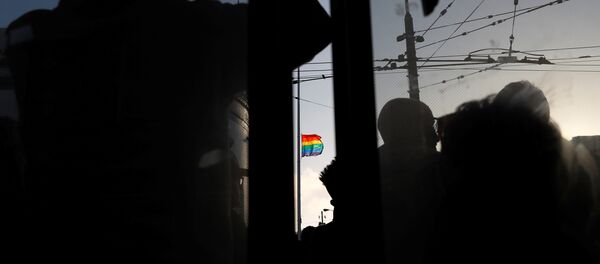 People are silhouetted during a march for the victims of the Orlando shooting at a gay nightclub, held in San Francisco - Sputnik Молдова