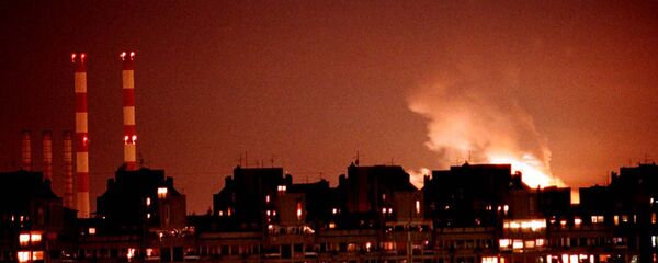 Flames from an explosion light up the Belgrade skyline near a power station after NATO cruise missiles and warplanes attacked Yugoslavia late Wednesday, March 24, 1999 - Sputnik Moldova