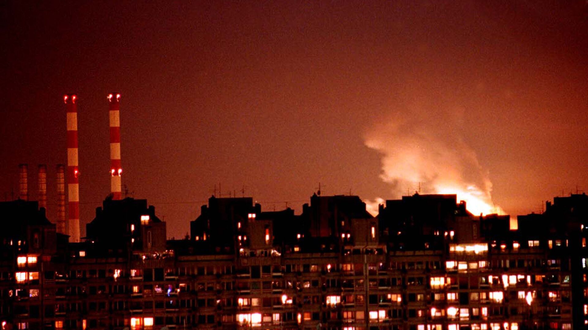 Flames from an explosion light up the Belgrade skyline near a power station after NATO cruise missiles and warplanes attacked Yugoslavia late Wednesday, March 24, 1999 - Sputnik Moldova-România, 1920, 24.03.2022