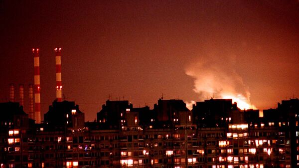 Flames from an explosion light up the Belgrade skyline near a power station after NATO cruise missiles and warplanes attacked Yugoslavia late Wednesday, March 24, 1999 - Sputnik Moldova