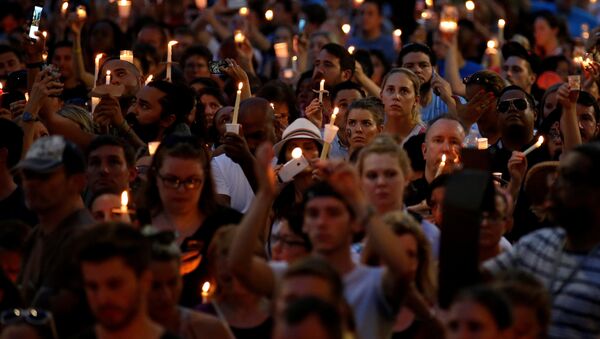 People take part in a candlelight memorial service the day after a mass shooting at the Pulse gay nightclub in Orlando - Sputnik Молдова