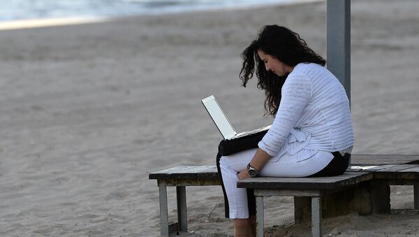 Девушка с ноутбуком на пляже - Sputnik Молдова