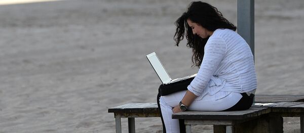 Девушка с ноутбуком на пляже - Sputnik Молдова