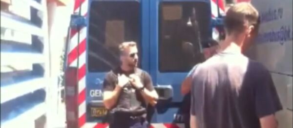 Полиция остановила автобус с российскими фанатами во Франции. Съемка очевидца Полиция остановила автобус с российскими фанатами во Франции. Съемка очевидца - Sputnik Молдова