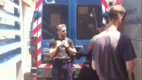 Полиция остановила автобус с российскими фанатами во Франции. Съемка очевидца - Sputnik Молдова