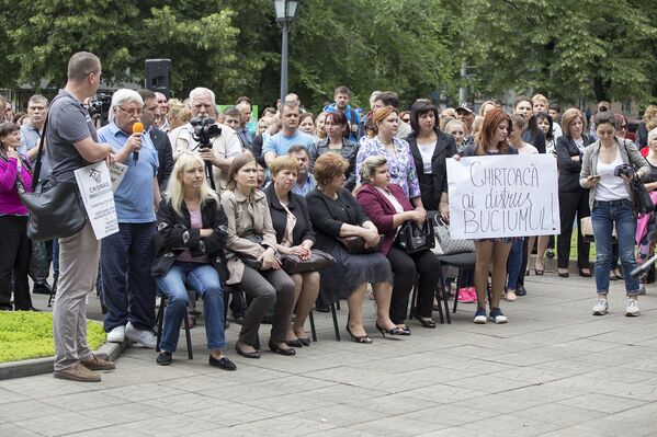Жители Кишинева пришли открыто заявить о своем недовольстве деятельностью действующего примара Кишинева Дорина Киртоакэ - Sputnik Молдова