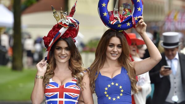 Racegoers in Britain and EU referendum themed dresses - Sputnik Молдова