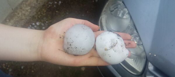 Ploaie cu grindină de mărimea unui ou de găină, seara zilei de 18 iunie 2016, imagine postată de Vitalie Jereghi - Sputnik Moldova