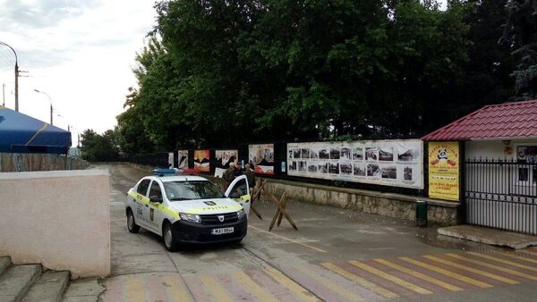 Неизвестные изрезали баннеры, вывешенные еще к 9 мая у центрального входа в столичный зоопарк. - Sputnik Молдова